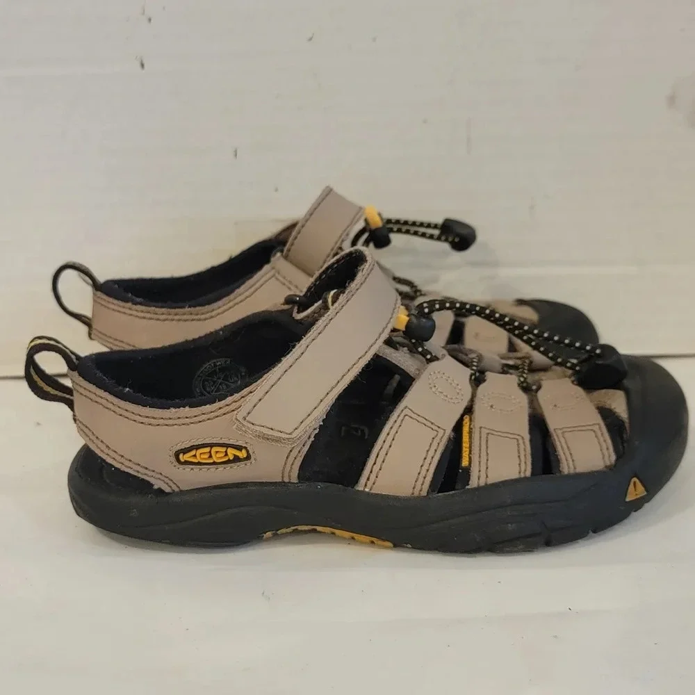 CHILDREN'S KEEN WATERPROOF SHOES (sz 1)